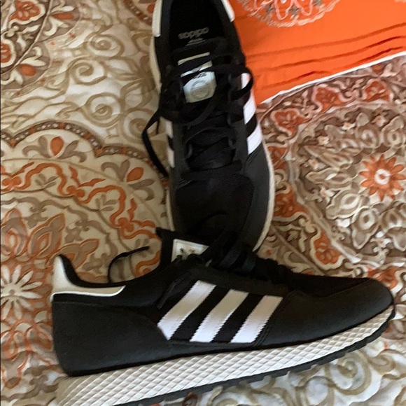 Adidas tennis shoes - Picture 4 of 5